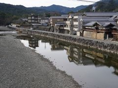 宇治山田駅でレンタ、内宮の駐車場は入り方分からず臨時駐車場1000円也から徒歩。ここはおかげ横丁へ渡る橋。おはらい町が五十鈴川に映ってます。