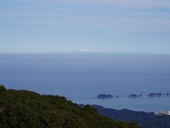 どうやらあの白い山は御岳山みたいです。