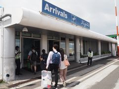 ほぼOn Timeに出たにもかかわらず1時間弱遅れてマレ空港に到着。

あつーい。

でも、この暑さ決して嫌いじゃない。