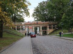 トームキリクに行く前に通った天使の橋が見える変則十字路にやってきました。変則というのはこの天使の橋のかかっている道路が交差点を境に大きくカーブしているのです。