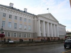 タルトゥ大学本館です。既に博物館などで過去の写真が出ていたのを見ていますが自分自身で見たのはこれが初めてです。歴史ある建物で中に博物館や１００年ほど前まで使われていた懲罰房があり公開されているそうです。