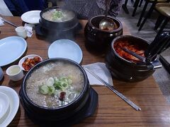 今日の晩ごはんは？
韓国へ来たら、いつもまずは食べる参鶏湯に決定！

ホテルからすぐの「長寿元祖韓方参鶏湯」
ここ、パンゲタン（鳥が半分の参鶏湯）がありました～
参鶏湯は大好きなのですが
いつも多くて完食出来ないので半分はすごくありがたい！
半分といっても、もち米なので結構な量があって食べ応えあります。
それに、漢方なので更に元気が出そう（笑）


