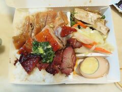 [写真] 三種弁当95元

【太興港式燒臘の弁当 高雄 2020/01/07】

妻が弁当を買ってきました。まあまあです。
アクセス：KRMT凹子底駅から1.2km、16分
住所：高雄市鼓山區明誠三路728號1樓
電話番号：0965 319 976
営業時間：11時00分～14時00分, 17時00分～19時30分
日曜日 定休日