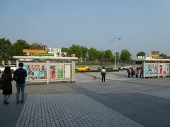でも駅前は何もなし。田園の中。
バス停が２つ。
どちらかが嘉義市内行きのはず。
人が並んでる方に違いない。
アタリでした。