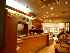 カフェ・ド・クリエ（現金のみ）

阪急伊丹駅に戻って少し休憩。
狭い店内ですが近頃では珍しく全面的に喫煙可能です。

アメリカン￥286を頼んだら薄すぎた！
こういうところでは素直にブレンドにすべきですね。