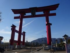 　なるほどでかいな。・・・しかし日本一だろうか。

　ググってみると、1982年に建立された時点では確かに高さ約30mで日本一の大鳥居だったけど、その後1986年に奈良の大神神社の約32ｍに抜かれ、更に2000年に熊野本宮大社の約34ｍに抜かれたんですと。

 （　´－д－）いつまでも日本一を名乗ってるのかい？ それとも「日本一の」を含めて固有名詞なんだろうか。