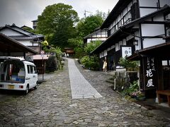 【妻籠宿（つまごじゅく）の、お次は馬籠宿（まごめじゅく）だよぉ～】

ピカピカでモダンなレストラン施設が、充実しておりました。

PS)
ここ馬籠宿は、1895年（明治28年）と1915年（大正4年）の二回の大火により、石畳と枡形以外はすべて消失してしまい、その後復元され現在の姿となったんだそーです....