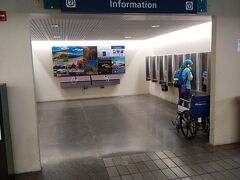 入国審査を終え、空港の外に出てすぐ左手にあるこの公衆電話から事前に予約してあったチャーリーズタクシに連絡します。