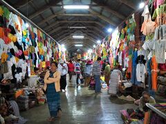 ガーペー僧院

パゴダや寺院へ続く道にはだいたいお土産屋さんがありました。