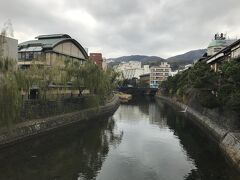 松川沿いの右側に東海館が見えます。
屋根はただ今修理中、、、
