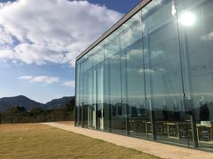 ■長崎県美術館

出島の海の近くにあり、非常に個性的な建物です。
（国立競技場でも話題の隈健吾さん建築）
ガラスをふんだんに使い、
植栽と木質のコンストラストもとても美しく
屋上の庭から港が一望できます。