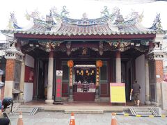祀典武廟（チーティエンウーミャオ）

※ 三国志の英雄・関羽を祭る台湾関帝廟の総本山。１６６１年創建。

こちらは、地元の方がたくさん来ていて熱心にお祈りしてました。