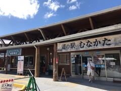 こちらに人気の食堂があるということなので、お昼を食べようと思ったら地元の人でいっぱいでした"(-""-)"

かなり待ちそうなので諦めて隣のパン屋さんでパンを購入。