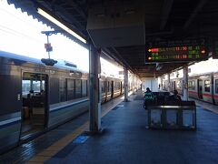 JR琵琶湖線に乗り換えて彦根へ。
彦根は米原の隣駅です。つーか大量に降りた人達はどこに行ったのでしょうか。
金沢行きの特急しらさぎに乗り換えたんでしょうかねぇ。