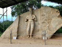 
散歩ついでに、石立像（Statue of Unknown Man or The Sage）とポトグル・ヴィハーラ（Potgul Vihara）を見学。