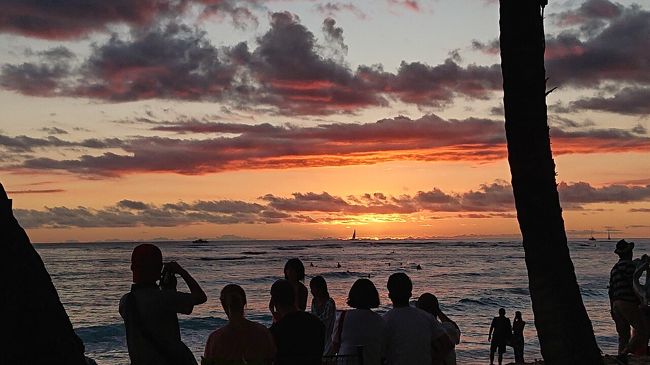 この日の夕陽もとても綺麗でした。ワイキキビーチからのサンセットはやはり最高です。