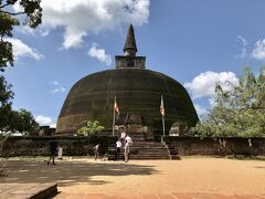 
ランコトゥ・ヴィハーラ（Rankot Vihara）。

かなり大きいので離れた場所からでもすぐ分かる。入り口に赤白青黄橙の仏旗が掲げられていました。人気があるのか観光客客多め。