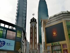 ここが重慶の中心「解放碑」。
高さは27．5メートル。
周辺は歩行者天国になっていて、
重慶最大の商業エリアになっています。
