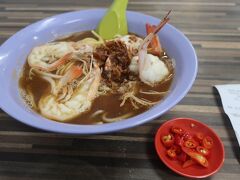 カトン地区からちょっと東にいったところにある海老麺の店　
ホーカーではなく、2軒の店が入った建物
これで並サイズ　大海老麺ならもっと大きなエビ