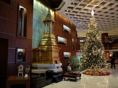 ホテルに入ると、大きなクリスマスツリーが出迎えです。
脇ではタイ民族音楽を奏でる素敵な女性がいました。