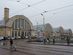 中央市場の建物。

この建物はもともとドイツにあった飛行船の倉庫だそうで移築したそうです。
写真左側の奥にも同じような建物があり、そちらも市場でした。