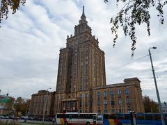 中央市場から徒歩5分ほどで科学アカデミーに到着！

ワルシャワの文化科学宮殿と同じスターリン様式。ポーランドではポーランド人に好まれていないとのことですが、こちらではどうなのでしょうか。。
時々観光バスがやってきて複数人のグループが建物の中に入っていっていました。