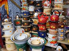 中央市場から離れる時は目に入らなかったのですが、昭和レトロっぽい琺瑯鍋がたくさん並んでいるのを見つけました。