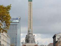 ホテルから移動してまたiittalaのお店に寄ってしまったので、自由記念碑辺りから散策開始。ラトビア独立戦争で亡くなった兵士に捧ぐ高さ42メートルの記念碑で1935年に完成したそうです。