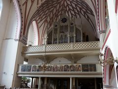 ここの教会の天井が気になって訪れました。