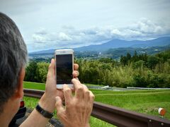 【馬籠宿（まごめじゅく）から落合宿、中津川宿へ】

旧中山道の細道をどんどんタクシーが進んで行きます～

途中であまりにも眺めがいい場所がありましたので、車を下りて写真を。

写真：
最近は、携帯をかざすだけで、世界中の山の名前がわかるアプリがあるんですねぇ...すげぇ...