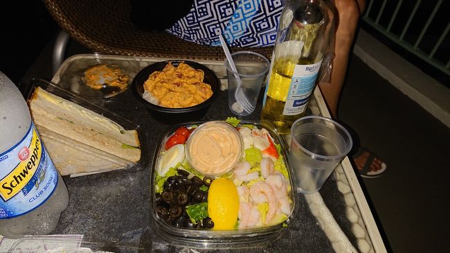 朝のブッフェで食べすぎたのでもう食べられないと思っていたのにやはり何か食べようと言うことでABC とCOCO COVEで友人お気に入りのポケドンやサンドイッチを食べることにしました。夜風が気持ちよくふくラナイでは何でもご馳走になります。