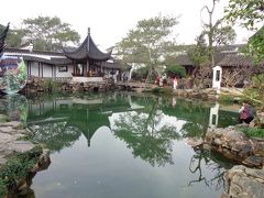 もう一つ行ったお庭が獅子林。
ここは、きれいな池と太湖石の山がメイン