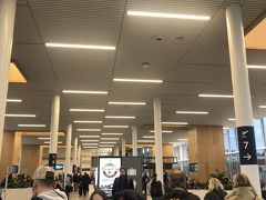 ビクトリア空港　こじんまりした空港で、ターンテーブルが税関内ではなく外に通じる出入口のそばにあったので、荷物を受け取れないのではないかとドキドキしました。