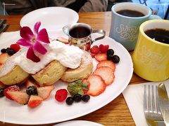 コーヒーカップが可愛い(^^)

同じ２色のステッカーもあり
水色を購入しました♪