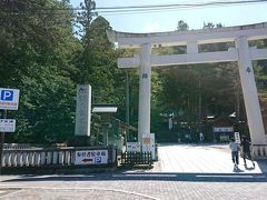 車で15分位で茅野市にある諏訪大社本宮に。
無料駐車場がここの鳥居を左折したすぐにあります。