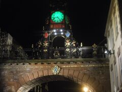 　シンボルの時計台。イギリスではロンドンのビッグベンに次いで被写体になるそうです。
