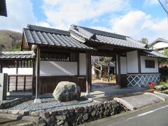 平福駅前から西に真っすぐ歩き、佐用（さよ）川を渡ると、すぐ旧因幡街道に出ます。駅から約３分、この辺りが平福宿の中心だったところです。
これは平福本陣跡。鳥取池田藩の本陣だった場所です。ただし、当時の建物は残っておらず、この門は新もしいもの。