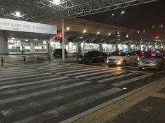 まだ暗いなか空港到着
沙上駅からは早朝でもモノレールは運行しており、時間もかからないので早朝便の時は沙上駅付近の宿泊が便利でした