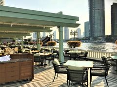 Mandarin Oriental Bangkok
（マンダリンオリエンタルホテル）

12月04日（水）　

チャオプラヤー川に面したレストラン
 "Riverside Terrace" に出てみると

　
