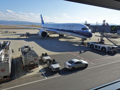 出発2時間半前に関空に集合。
相変わらず全員ローテンションで家に帰りたがっている。
（私達は４人共旅行前に憂鬱になる謎の癖を持っているので悪しからず。）
早く『来たら来たで楽しいモード』になりたい。
連休初日の関空は予想通り混雑している。
翌日ここから楽器ケースに入って密出国した富豪がいたとしても納得の混雑ぶりだ。いや納得はしない。
チェックインカウンターに１時間近く並んでやっと辿り着いたところで衝撃事実。
友人Iだけ座席指定ができていない。
これが中国南方航空の洗礼なのか！
座席指定したときの確認メールを広瀬すず似のお姉さんに見せるも、あえなく無視。
取れてないものはゴネてもしゃーないのである。
広州までどころか、アムステルダムまでも席が離れてしまった友人Iであった。
めちゃくちゃ低評価のついていたeDreamsというサイトで予約した格安航空券がちゃんと取れていたというだけでもラッキーなのかもしれない。
ここでキャリーケースとはバルセロナまでお別れ。
ロストバゲージせずに再会できるのか不安に苛まれる。