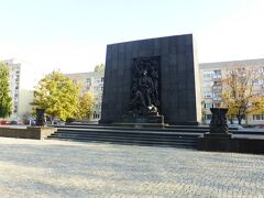 翌日、ワルシャワで最初に訪れたのはワルシャワゲットー記念広場です。
第二次世界大戦下、４０万人を超えるユダヤ人が壁の中の区域に押込められ、さらには強制収容所へと「移送」されて行きました。

宿で１日券乗車券をキヨスクで買うよう勧められ、トラムに乗ってやって来ました。