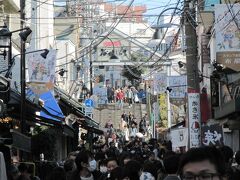 谷中銀座商店街のど真ん中で振り向いた「夕やけだんだん」。