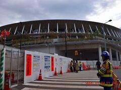 都営大江戸線の国立競技場駅前付近、ここで競技場を半周くらいしたことになる。