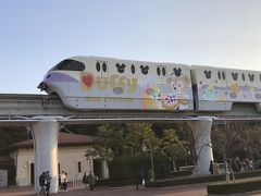 2020年1月の「ディズニーリゾートライン」（モノレール）の写真。

今年は「ダッフィー＆フレンズ・ライナー」です。
ダッフィーとNEWキャラクターのクッキー・アン、ステラ・ルー、
ジェラトーニ、シェリーメイのラッピングがされたモノレールが
期間限定で走行しています。

＜運行期間＞
2020年1月10日～2020年5月31日まで

「ダッフィー＆フレンズ・ライナー」
1月14日(火):点検のため運行しません。
1月15日(水):6:50頃～23:00頃
1月16日(木):7:10頃～14:40頃　/　18:10頃～23:30頃
1月17日(金):6:03～10:50頃　/　14:40頃～22:30頃

https://www.tokyodisneyresort.jp/tdr/resortline.html