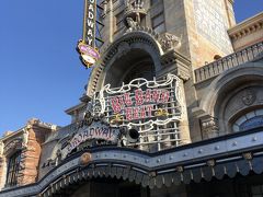 『東京ディズニーシー（TDS）』アメリカンウォーターフロント

ショー【ビッグバンドビート】

BBBは抽選に外れました。

東京ディズニーシー15周年を機に、「ビッグバンドビート」は、
これまで以上に小粋でエネルギッシュなライブバンドによる
レビューショーとして、生まれ変わりました。
シンガーによる本格的な歌や、ディズニーの仲間たちによる
素敵なダンス、中でもミッキーマウスの素晴らしいドラムプレイは
一見の価値アリ！

https://www.tokyodisneyresort.jp/tds/show/detail/926/