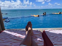 11/2(土曜)
ラニカイカイルアから戻り、ラナイで命の水を飲み干し
ネコ様が待つ、カバナに
(2日続けてのエセセレブで御座います～～)

ああ、本当に気持ちが良い
ヤバイよな～こんな贅沢覚えたら(^^;)
だってさ？人間て単純ですよね
昔、若い頃は安宿でビーチでゴザが当たり前で
それでも凄く楽しいかった
でも、今では
そこそこのホテルに泊まり
有料ベッドなども購入する様になり
どうしましょうか？⑤ベッドでは？
(ま、正直⑤はもう無理です。暑過ぎていれません)
なので、今後はklklさん探すなら
広範囲でお願い致します～～
笑笑
