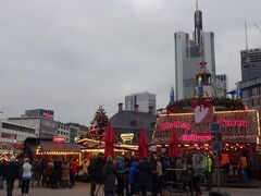 市内で最も賑わうショッピングストリート、ツアイル通りにあるハウプトヴァッヘ駅前（Hauptwache）。
ここから、クリスマスマーケット巡りをスタート。道の両側に連なる屋台をたどっていけば、500mほどで、メイン会場、市庁舎のあるレーマー広場（Römerberg）に着く。