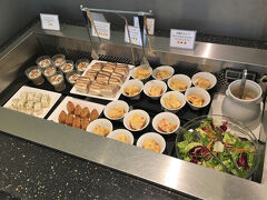 KIXノースラウンジのフード・プレゼンテーション。

洋風オムレツ，サンドイッチ（チキンカツ&ポテトサラダ），ミニいなり，ツナと玉子のサラダ巻き，キャラメルプリンなど。

言わんこっちゃない。サンドイッチをラップで包んだりするから，前の席のババアが，さっそく4個ほどカバンに入れたよー！