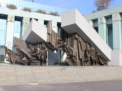 少し戻って、ワルシャワ蜂起記念碑です。

ポーランドには第二次世界大戦に関連する史跡が多いような気がします。