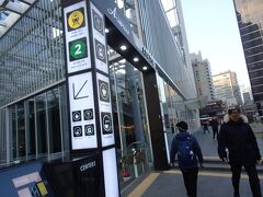 10分ほどで地下鉄2号線の「乙支路入口」駅の入り口
昨日は雨だったのでロッテまでタクシーにしましたが
お散歩がてら歩ける距離です。
